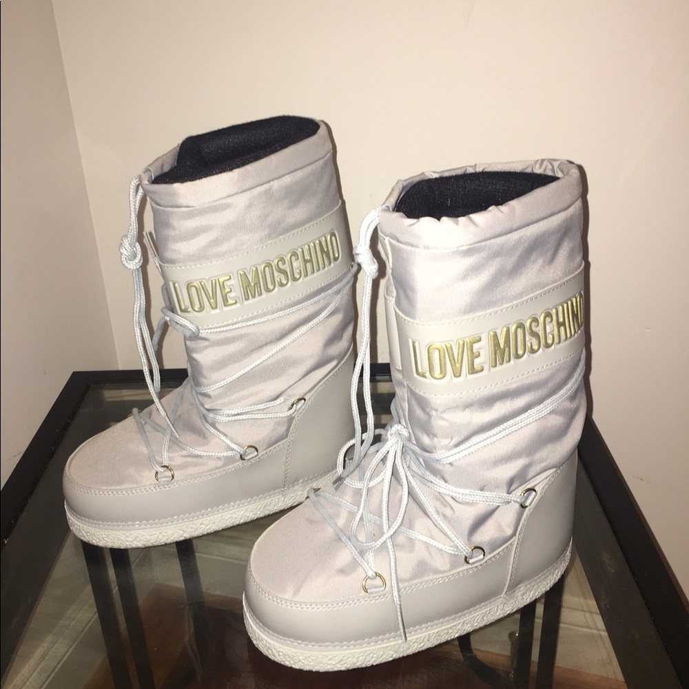 Snow boots